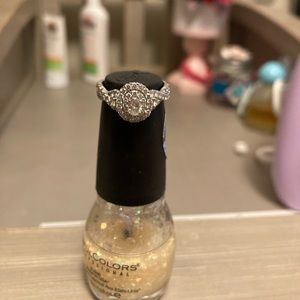 Diamond engagement ring set in white gold